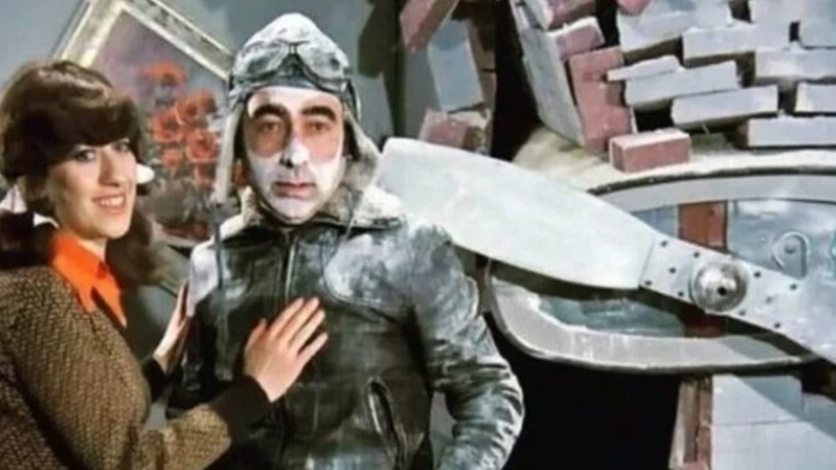 Gülen Gözler Filminde Vecihi'nin Uçtuğu Evin Sırrı!